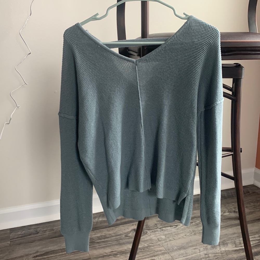 HARDLY WORN long sleeve lightweight sweater